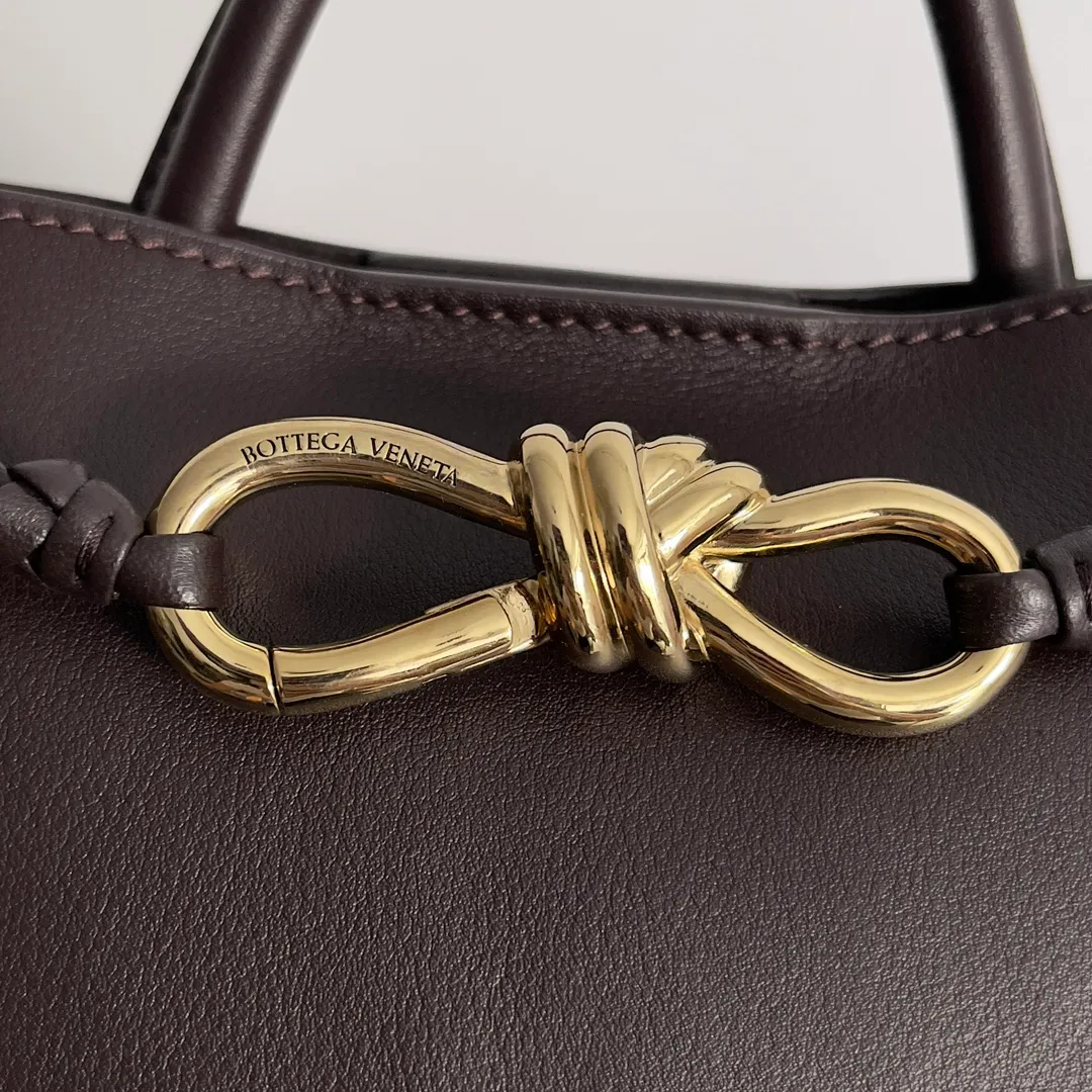 Batch 2160 BV The all-leather Andiamo is new, a very casual splayed buckle bag, which also means that its weight is very light, which greatly reduces our burden when going out for shopping. It can be carried cross-body, hand-held, or carried under the armpit. Taking into account the different backpacking habits of people, the simple design brings us more inspiration. Matched with various keychains and dolls, it will become the finishing touch in the outfit. Medieval style and modern style can also be perfectly blended🫧🫧 Style number: 810213 Size: 25*22*10.5cm